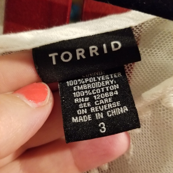 Torrid 3X white lace/gauze tunic with attached cami. Great for Valentine pics! - Picture 6 of 7